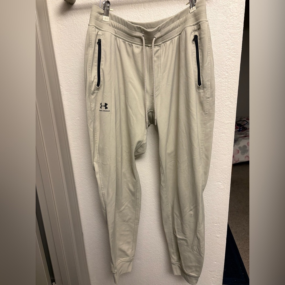 Underarmour Men's Cream Joggers with Black Accents